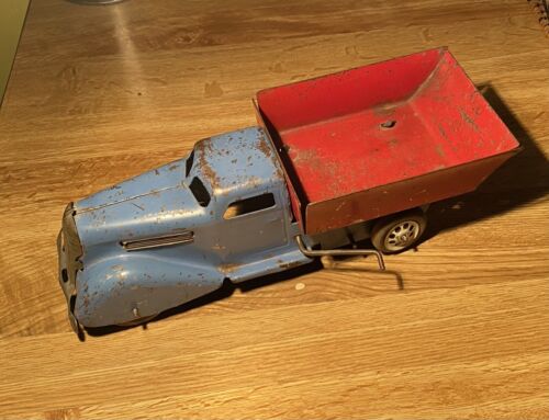 1930s Wyandotte Pressed Steel Blue / Red Dump Truck- Windup, Wood, all original - Picture 2 of 6