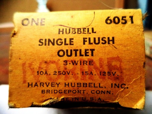 Hubbell HBL6051 Single Flush Receptacle 15A 125V, 10A 250V, 3 Wire, IVORY, NEW - Picture 2 of 5