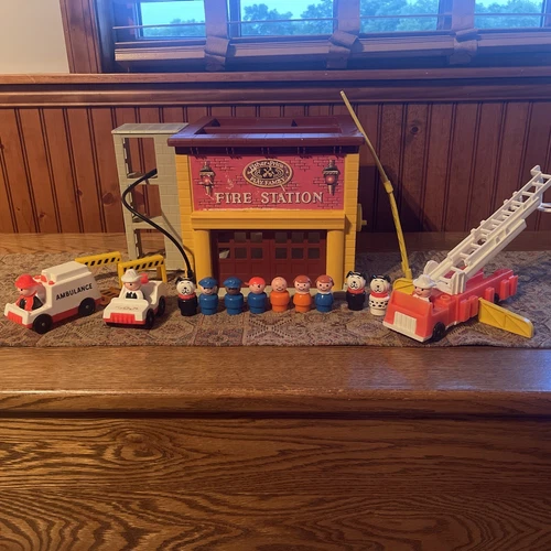 Vintage 1979 Fisher Price Little People Fire Station #928 + Accessories