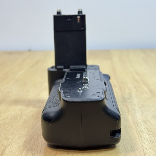Genuine Canon BG-E6 Battery Grip for EOS 5D Mark II + 1 Aftermarket Battery - Picture 10 of 12