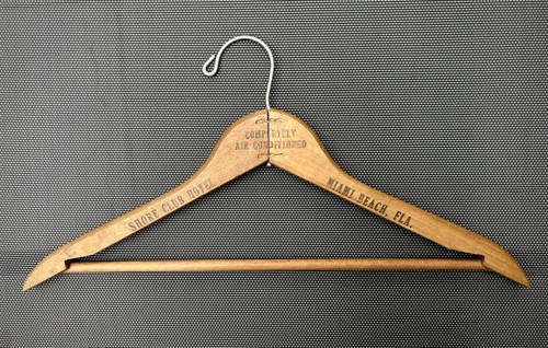 Menge 4 einzigartige antike Vintage Holz Werbung MIAMI BEACH HOTEL Kleiderbügel - Bild 13 von 16