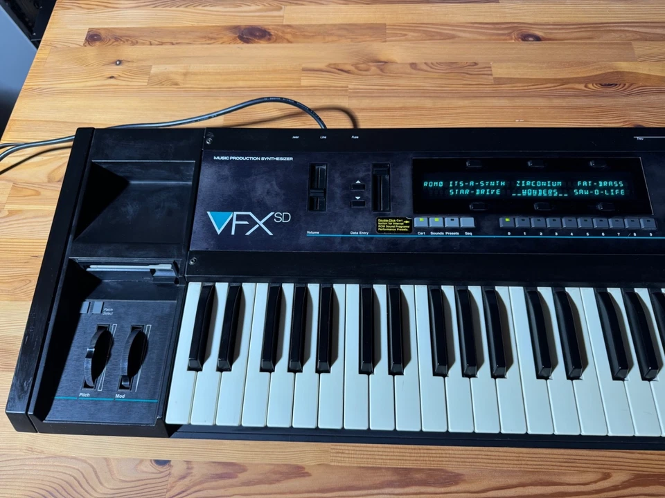 Ensoniq VFX Vintage Synthesizer mit Diskettenlaufwerk und Sequenzer - Bild 3 von 4