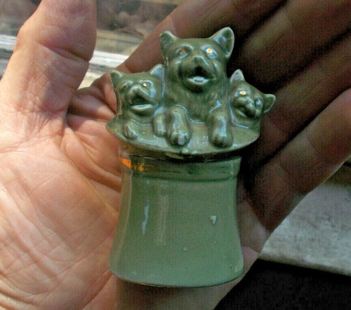 C.D.KENNY CO EARLY 1900 PORCELAIN ADVERTISING TOOTHPICK HOLDER 3 CATS IN A HAT - Picture 1 of 8