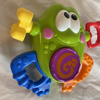Fisher-Price GKY42 - Statuetta Ricambio Little People Con Camicia E Cappello A Rana, Per Bundle 'n Play, Figura Neonato