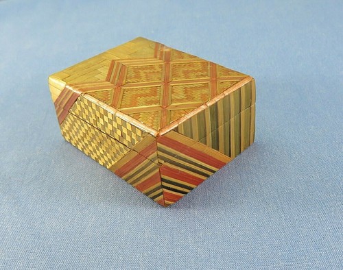 Vintage Straw Marquetry Small Trinket Box - Picture 1 of 10
