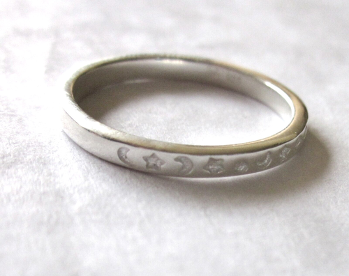 Anillo Banda Estrellas y Lunas / Artesanal / Talla 10 / Plata de Ley 925 / 2 mm de ancho - Imagen 4 de 5