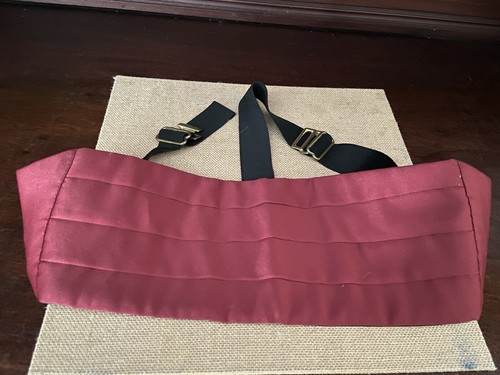 Mel Howard Satin Burgunderrot Weinrot Kummerbund Verstellbar Made In USA Vintage