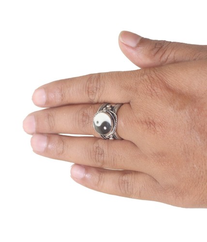PEACE Anillo Ajustable Tribal Puño de Peltre Ying Yang Hecho a Mano Comercio Justo Nepal - Imagen 2 de 3