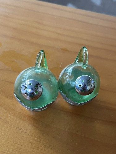 Lot Of 2 Vintage Thames Green Glass Salt & Pepper Shaker With Aluminum Cradle - Picture 7 of 9