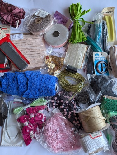JOB LOT #16: VINTAGE zips, ribbon, lace, bows, braid & more - Picture 1 of 10