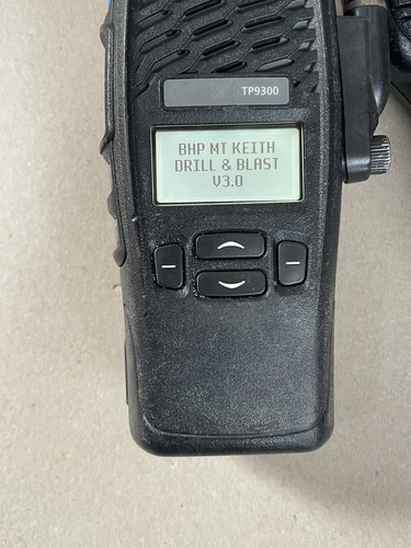 Tait TP9300 Series Portable UHF Two Way Radio including Microphone - Picture 2 of 7