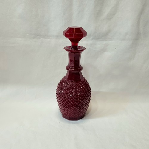 Vintage ruby red faceted glass decanter with hobnail body and starburst base. - Picture 2 of 11