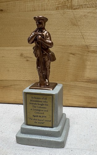Estatua Minuteman usada Dept 56 New England Village #56.57119 - Imagen 1 de 4