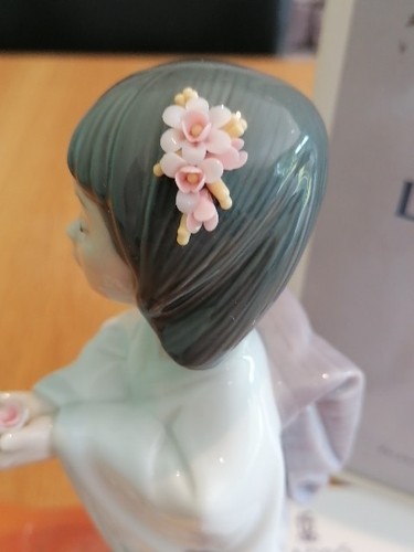 Lladro 6151 "Bearing Flowers" Porcelain Figurine in Box - Picture 4 of 11