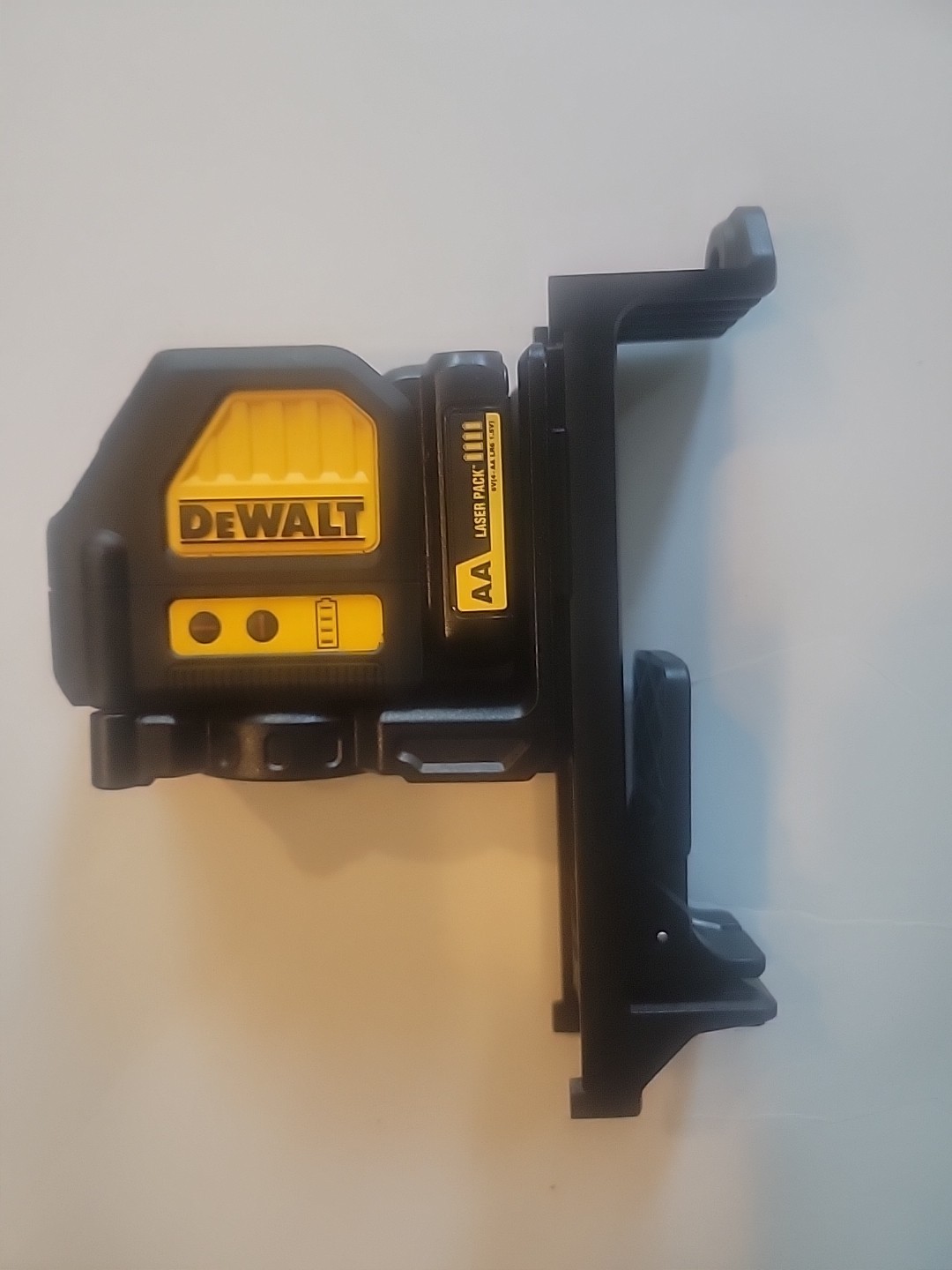USED PERFECT DeWalt DW088LR 12V Red Cross Line Laser Level   w/Battery Pack 6v 
