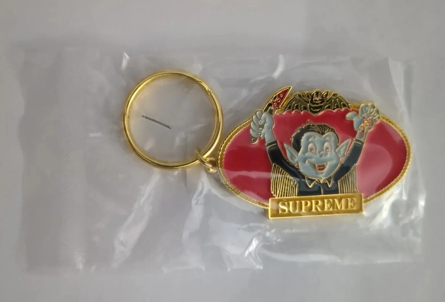 Porte clés garçon vampire suprême neuf avec étiquettes « rouge et or » 
