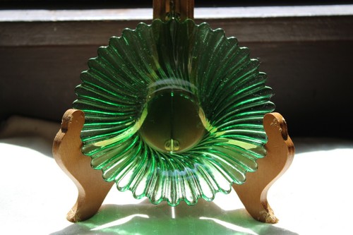 ~Pequeño cuenco/plato de vidrio verde vintage/7" acanalado con borde festoneado - Imagen 2 de 8