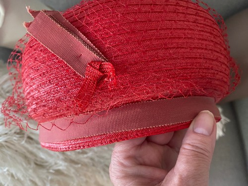 1960’s red straw Pillbox With bow, midcentury spring/summer Netting - Picture 7 of 10