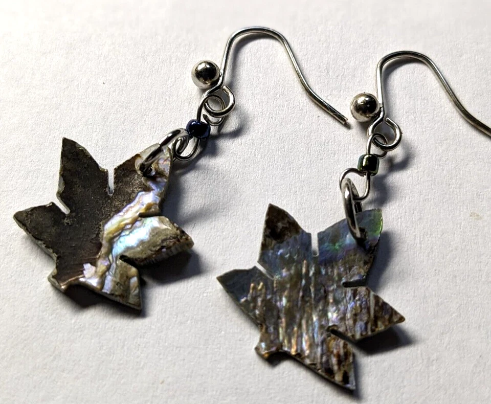 Pendientes de alambre de acero quirúrgico con hoja de arce de abulón Foto 2 de 3