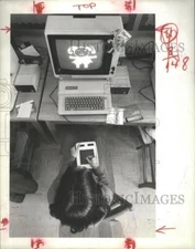 1984 Press Photo Student Allison Onighi Uses Computer To Make Graphic Paper Doll