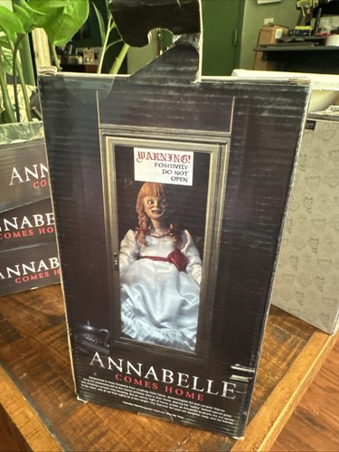 NECA The Conjuring Universe - Annabelle (Clothed) Action Figure - Picture 3 of 7