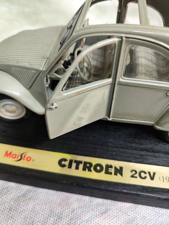 Citroen 2CV del 1952 Maisto sc 1:18 - Immagine 3 di 4