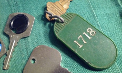 Trödel Schublade Lot 10 Vintage Hotel Motel Casino Zimmer Schlüssel einige groß & Messing - Bild 10 von 12