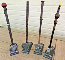 Harry Potter Noble Colección (4) Varitas y Soportes: Minerva Alastor Pomona Sybill