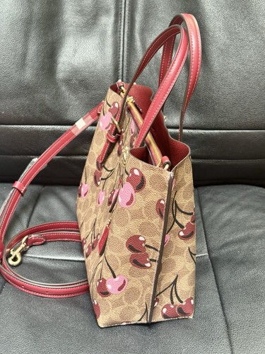 Neu mit Etikett Coach Mollie Beuteltasche 25 aus charakteristischem Canvas mit Kirschmuster CZ772 in Hellbraun - Bild 2 von 9