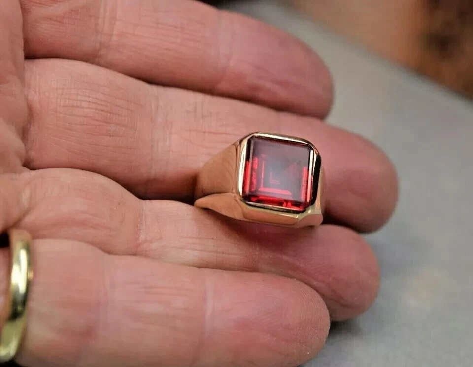 Anillo meñique para hombre de rubí rojo creado en laboratorio corte princesa de 2 quilates enchapado en oro amarillo de 14 quilates Foto 3 de 4