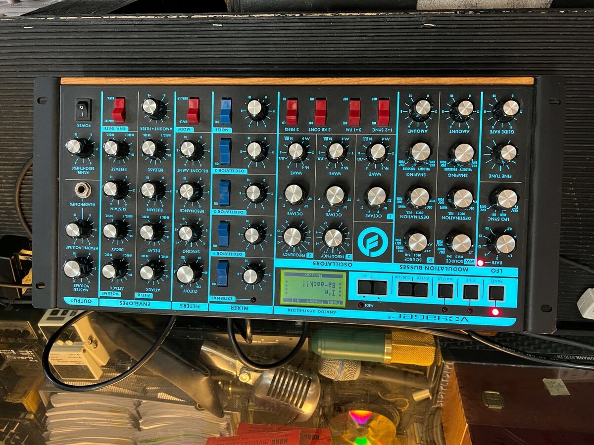 MOOG RACK Minimoog Voyager RME synthesizer V3.5 /rack mount MOOG RACK Minimoog Voyager RME synthesizer V3.5 /rack mount