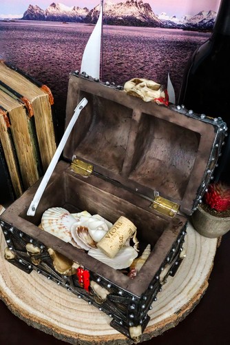 Large Caribbean Pirate Marauder Skull With Criss Cross Blades Treasure Chest Box - Picture 10 of 10