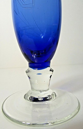 Jarrón Bud 8 pulgadas vidrio azul grabado con base transparente - Imagen 4 de 6