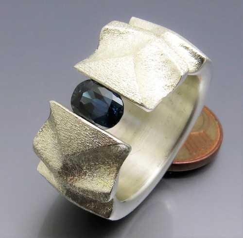 MATURE DESIGN - DISTINCTIVE SAFIR TENSION RING - UNIQUE FROM OWN GOLDSMITH - Picture 4 of 6
