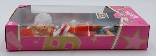 1996 Georgia Bulldogs University Cheerleader Barbie Puppe / Mattel 17192, NrfB - Bild 5 von 9