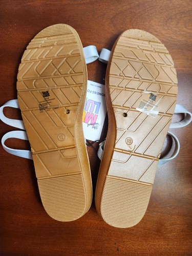 MUK LUKS Silver Toe Loop Slip On Sandals Women Size 10 Brand New With Tags - Picture 5 of 8