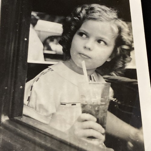 1937 Actriz Shirley Temple en coche bebiendo refrescos Schofield Barracks Hawaii Foto - Imagen 3 de 22
