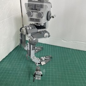 LEGO Star Wars: AT-ST (7657) *complete with Minifigure