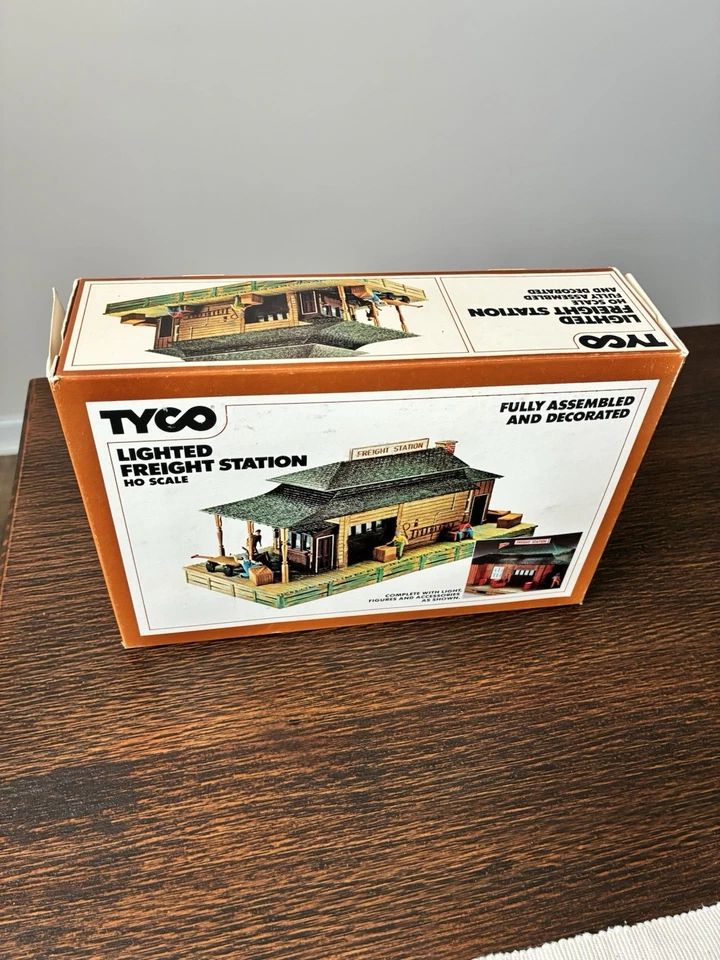 Tyco Lighted Freight Station HO Scale Model CIB original Pieces/packaging #906 - Image 3 of 4
