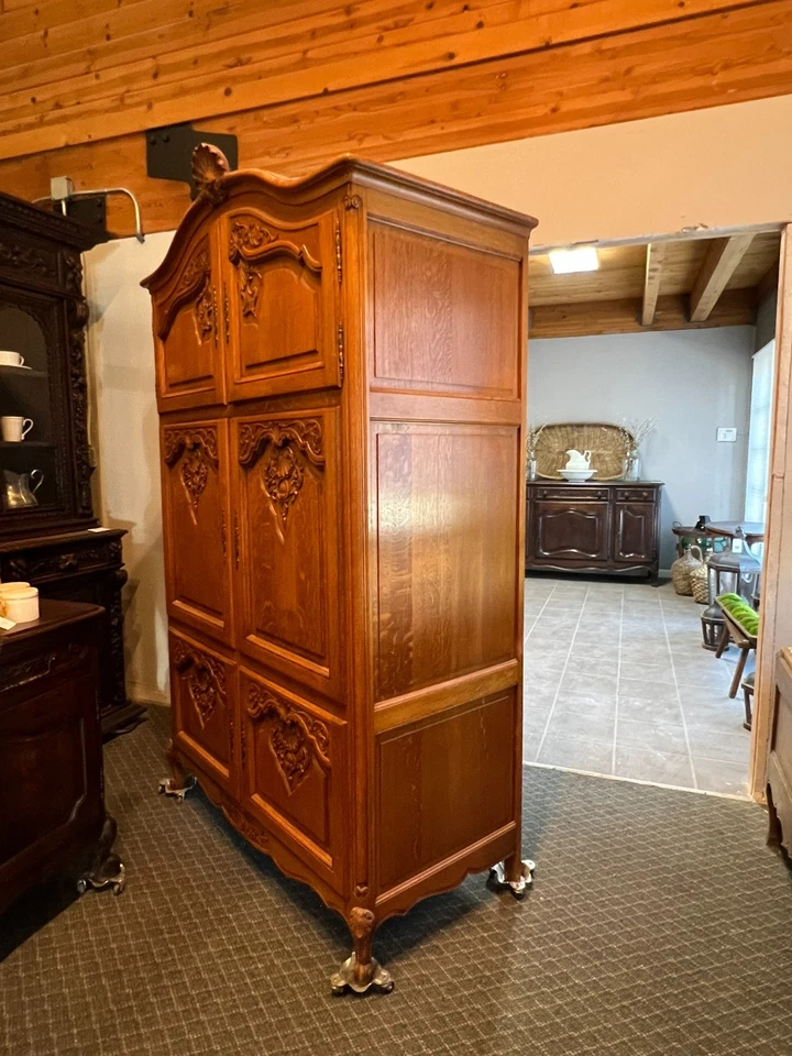 Armario o barra seca vintage de roble belga con puertas correderas y detalles tallados Foto 4 de 4