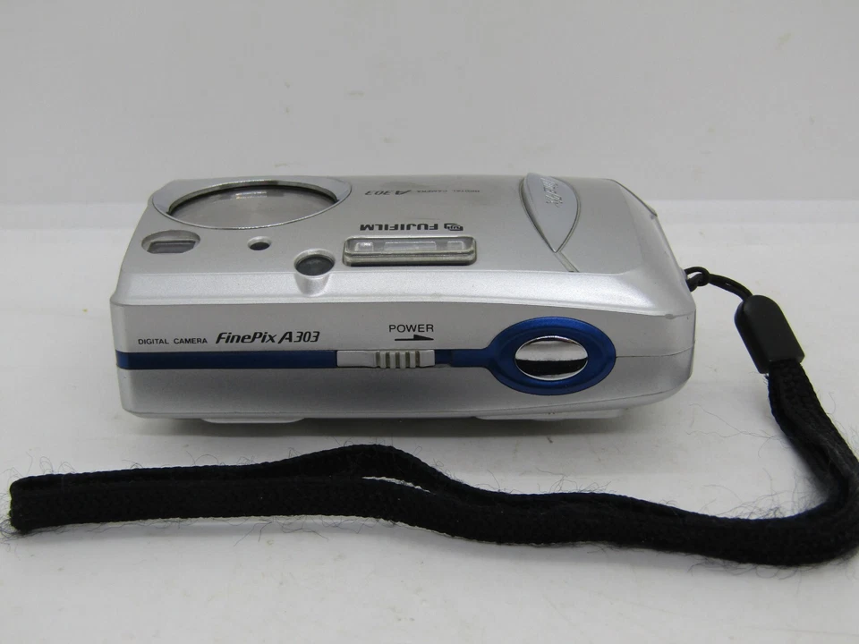 Fujifilm FinePix A Series A303 3.2MP Digital Camera Silver and Carry Case. - Image 4 of 4