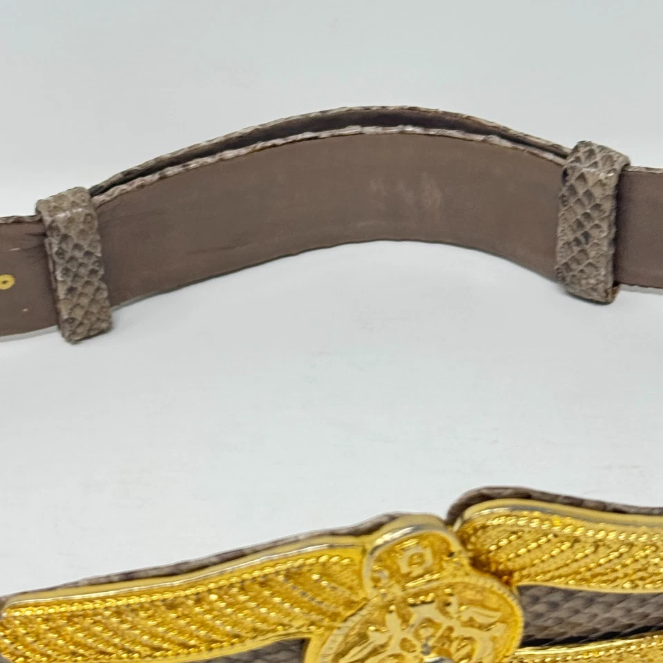Cinturón De Colección Judith Leiber Taupe Piel de Serpiente Medallón Dorado Ajustable Foto 4 de 4