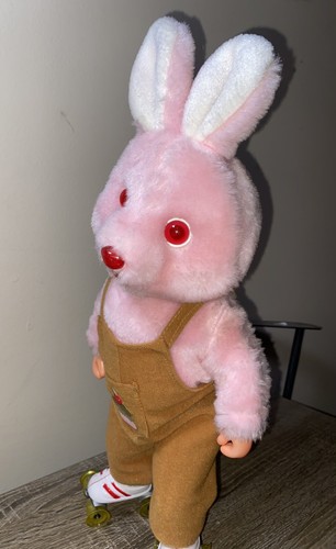 VINTAGE PINK EASTER BUNNY RABBIT W ROLLER SKATES PLUSH TOY MUSICAL SOUND WORKS - Picture 12 of 16