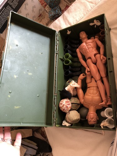 Lot 1990’s HASBRO G.I. JOE 3 Figures in Footlocker + Clothing Boots Hats Access - Picture 10 of 24