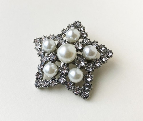 Crystal star brooch silver tone, pearl and rhinestone lapel pin for women - Picture 4 of 10