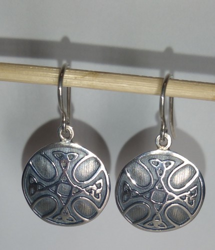 Cruz Celta Sterling Silver Celtic Round Dangling Earrings - Picture 5 of 9