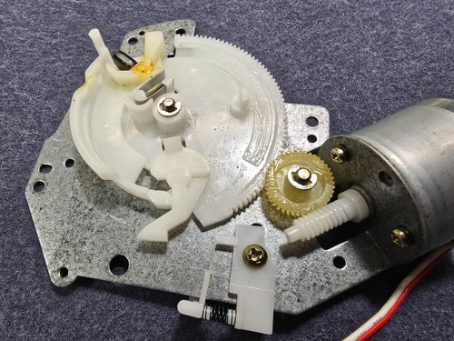 Technics SL-QD33 Turntable Parts - Tone Arm Drive Assembly with Motor - Picture 2 of 9