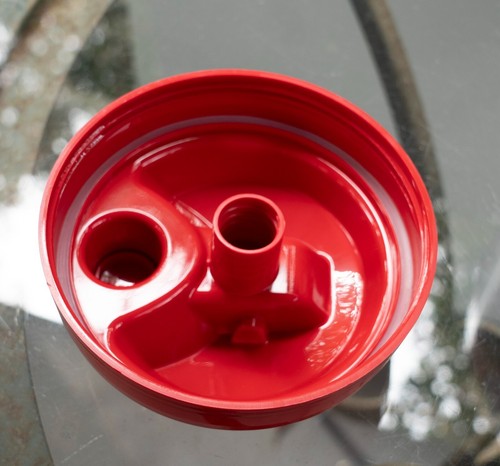 Jarra de agua Igloo Proformance Premium nueva con etiquetas de 2 cuartos roja con mango y ganchos para colgar - Imagen 7 de 10