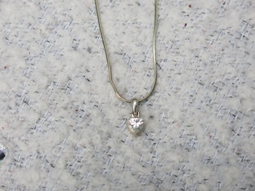 hübscher Zirkonia Anhänger in Herzform an versilberter Kette - Bild 2 von 2