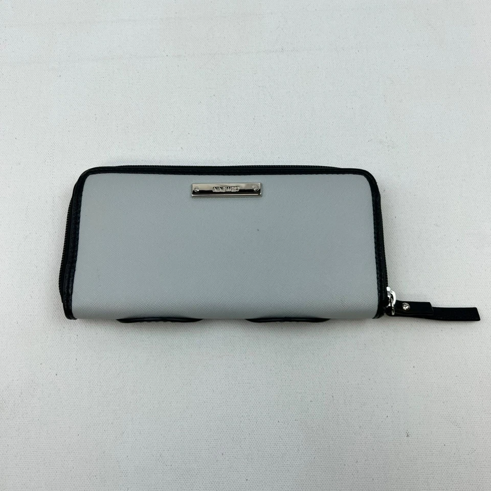 Cartera organizadora Nine West plateada/negra/blanca con cremallera Foto 4 de 4